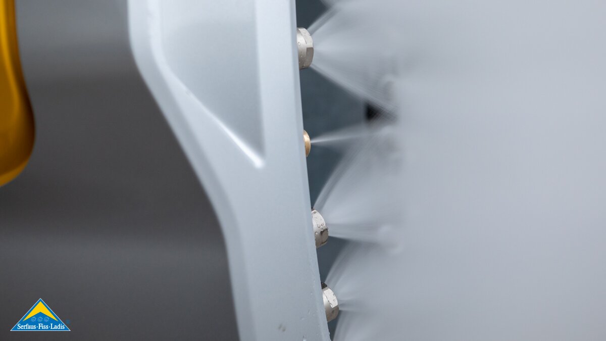 Nahaufnahme Düsenkranz eines Schneeerzeugers Blick hinter die Kulissen Beschneier Serfaus-Fiss-Ladis in Tirol | © Seilbahn Komperdell GmbH | Andreas Kirschner