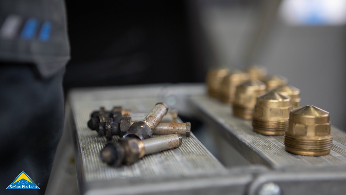 Reinigung der Düsen eines Schneeerzeugers Ultaschall Beschneierteeam Bergbahnen Serfaus-Fiss-Ladis in Tirol | © Seilbahn Komperdell GmbH | Andreas Kirschner