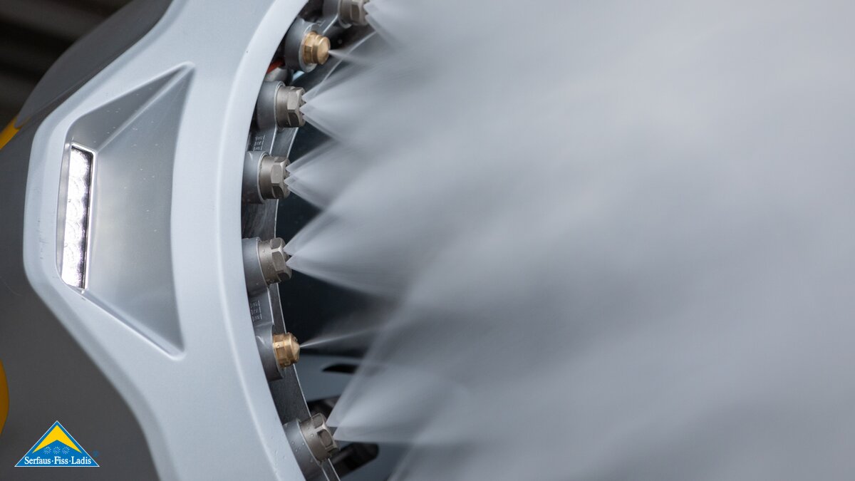 Erzeugung von Maschinenschnee Blick auf den Düsenkranz Blog Serfaus-Fiss-Ladis in Tirol | © Seilbahn Komperdell GmbH | Andreas Kirschner