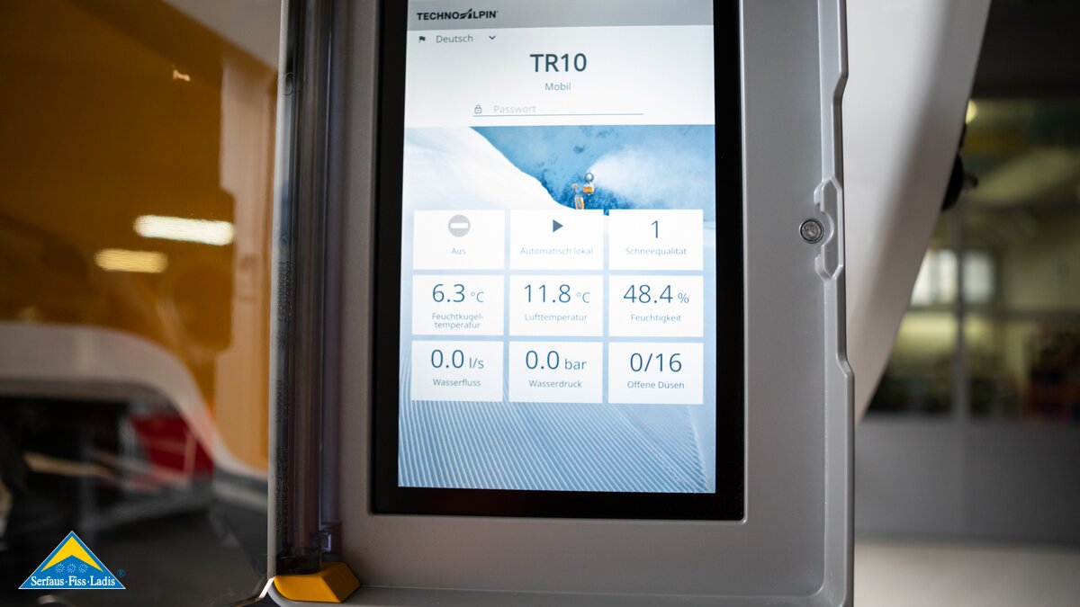 Display Schneeerzeuger Feuchtkugeltemperatur Beschneier bei der Wartung Ferienregion Serfaus-Fiss-Ladis in Tirol | © Seilbahn Komperdell GmbH | Andreas Kirschner