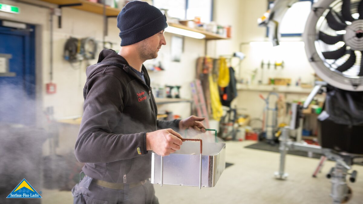 Düsenreinigung einer Schneekanone im Ultraschallbad Werkstatt Familienbahn Gampen Region Serfaus-Fiss-Ladis in Tirol | © Seilbahn Komperdell GmbH | Andreas Kirschner