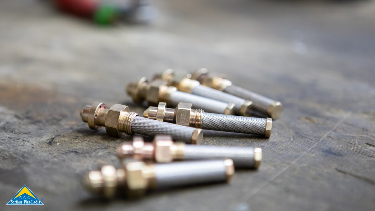 Nukleatoren eines Schneeerzeuger werden vor dem Winter gereinigt Seilbahn Komperdell GmbH Familienregion Serfaus-Fiss-Ladis in Tirol | © Seilbahn Komperdell GmbH | Andreas Kirschner