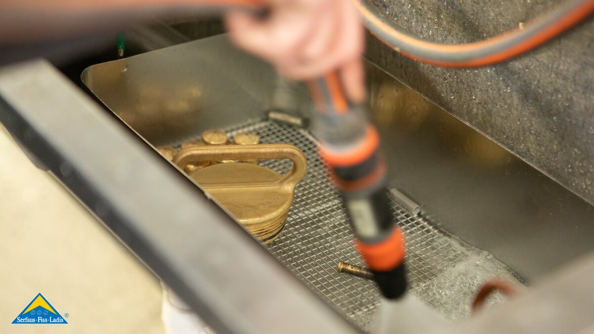 Reinung einer Schneekanone Düsen Nukleator Wasserfilter mit Ultraschall und Wasser Backstage bei den Bergbahnen Serfaus-Fiss-Ladis in Tirol | © Seilbahn Komperdell GmbH | Andreas Kirschner