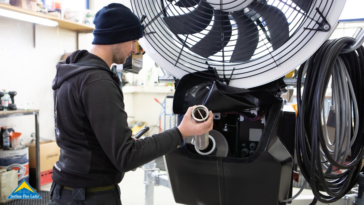 Wasserfilter eines Schneeerzeugers reinigen Beschneier Seilbahnen Serfaus-Fiss-Ladis in Tirol | © Seilbahn Komperdell GmbH | Andreas Kirschner