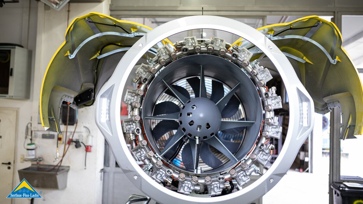 Schneeerzeuger wird gewartet Seiteteile herausgeklappt wartungsfreundliche Beschneiungsanlage von Technoalpin Bergbahnen Serfaus-Fiss-Ladis in Tirol | © Seilbahn Komperdell GmbH | Andreas Kirschner