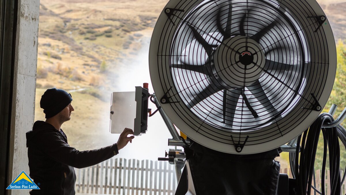Schneekanone steuern Wassertest vor dem Winter Region Serfaus-Fiss-Ladis in Tirol | © Seilbahn Komperdell GmbH | Andreas Kirschner