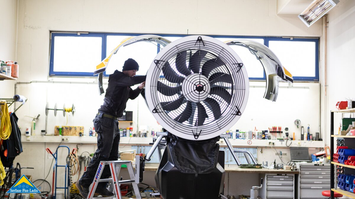Revision Düsen reinigen bei einer Schneekanone Beschneier der Seilbahn Komperdell bei den Vorarbeiten für den Winter | © Seilbahn Komperdell GmbH | Andreas Kirschner