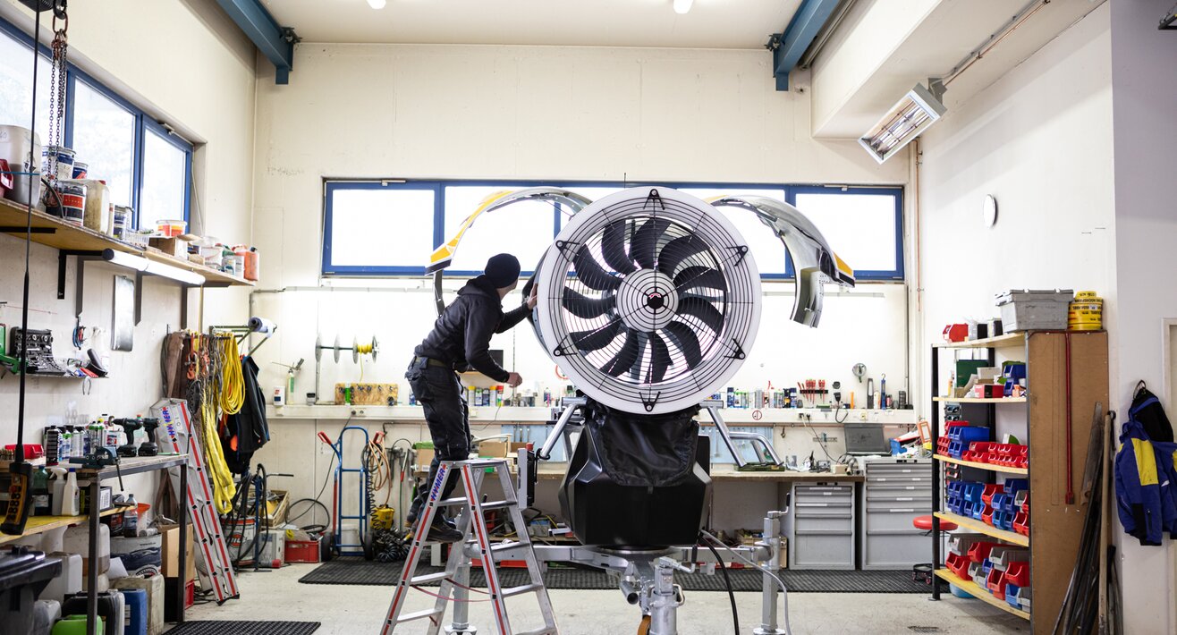 Blog Serfaus-Fiss-Ladis Backstage bei den Beschneiern Schneiber Christoph bei der Revision einer Schneekanone | © Seilbahn Komperdell GmbH | Andreas Kirschner