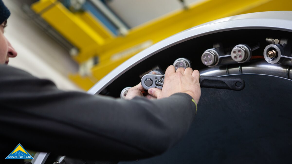 Düsen aus dem Düsenkranz einer Schneekanone herausschrauben und reinigen Vorarbeiten Winter Serfaus-Fiss-Ladis in Tirol | © Seilbahn Komperdell GmbH | Andreas Kirschner