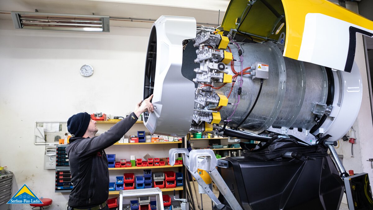 Frontring einer Schneekanone herausziehen zum Warten vor dem Winter Familienregion Serfaus-Fiss-Ladis in Tirol | © Seilbahn Komperdell GmbH | Andreas Kirschner