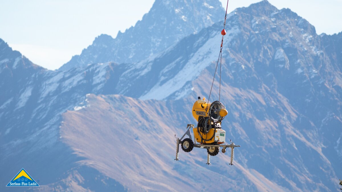 Schneekanonen mit dem Hubschrauber fliegen Skigebiet Serfaus-Fiss-Ladis in Tirol | © Seilbahn Komperdell GmbH | Andreas Kirschner