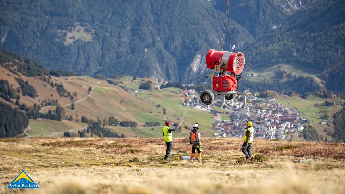 Schneekanonen auf den Berg fliegen Blick hinter die Kulissen der Bergbahnen Serfaus-Fiss-Ladis in Tirol | © Seilbahn Komperdell GmbH | Andreas Kirschner