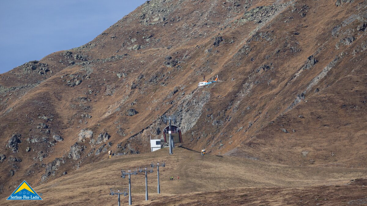 Hubschrauberflug Planseggbahn Vorbereitungen Winter Serfaus-Fiss-Ladis in Tirol | © Seilbahn Komperdell GmbH | Andreas Kirschner