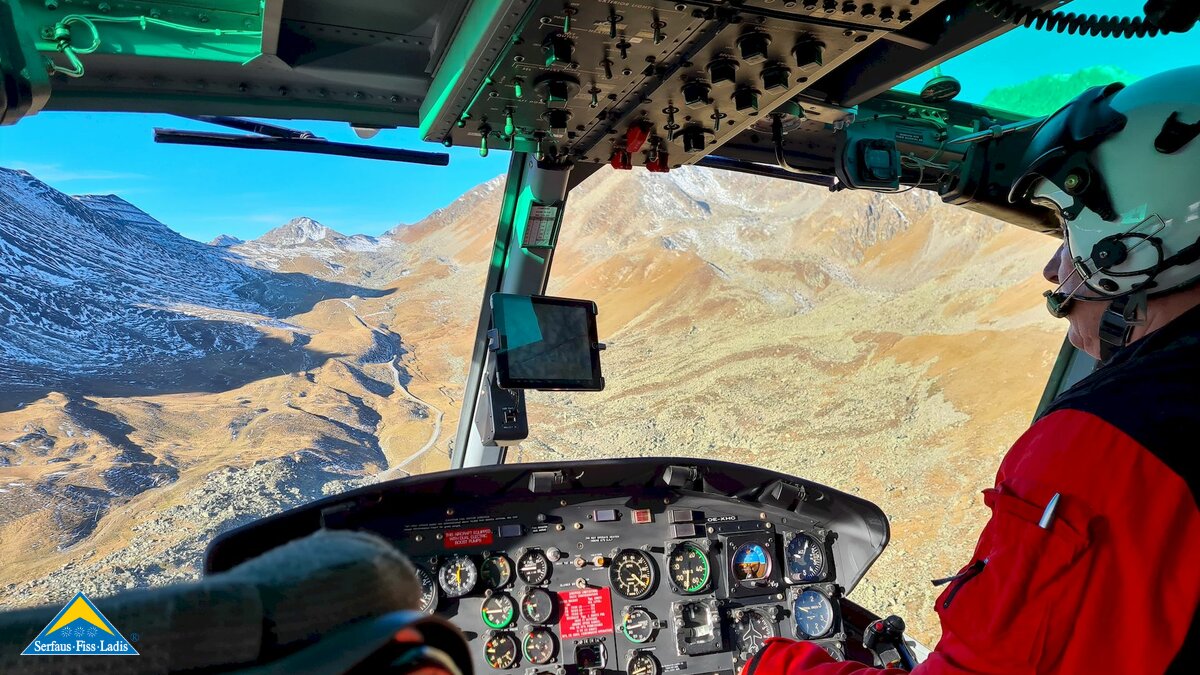Cockpit eines Hubschraubuers Schneeerzeuger mit dem Helikopter auf den Berg fliegen Bericht Serfaus-Fiss-Ladis in Tirol | © Seilbahn Komperdell GmbH | Andreas Kirschner
