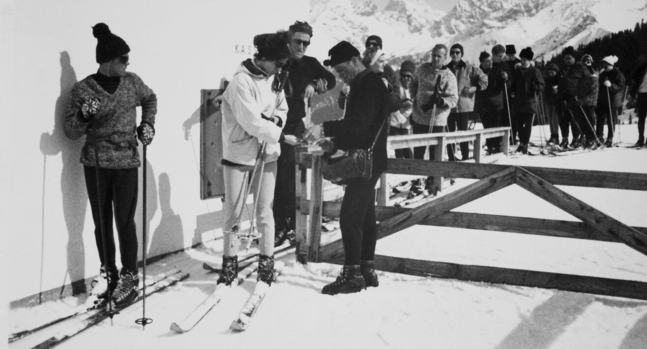 Liftwart Siegfried Waldner altes Liftticketsystem mit Lochzange Familienregion Serfaus-Fiss-Ladis | © Seilbahn Komperdell GmbH