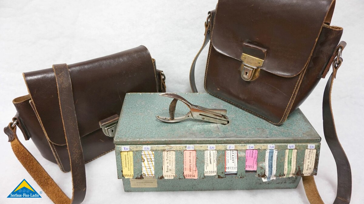 Liftkartenentwertung von damals Lochzange Ledertasche und Koffer mit Tickets auf Papierrollen Skigebiet Serfaus-Fiss-Ladis | © Seilbahn Komperdell GmbH