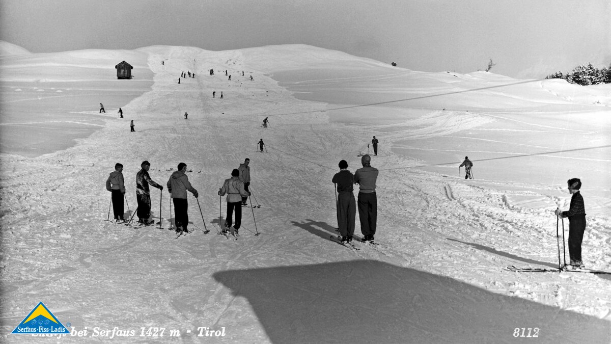 Allter Pendellift mit zwei Bügeln auf der Mullenwiese im Zentrum von Serfaus Postkarte Familienregion Serfaus-Fiss-Ladis in Tirol | © Seilbahn Komperdell GmbH