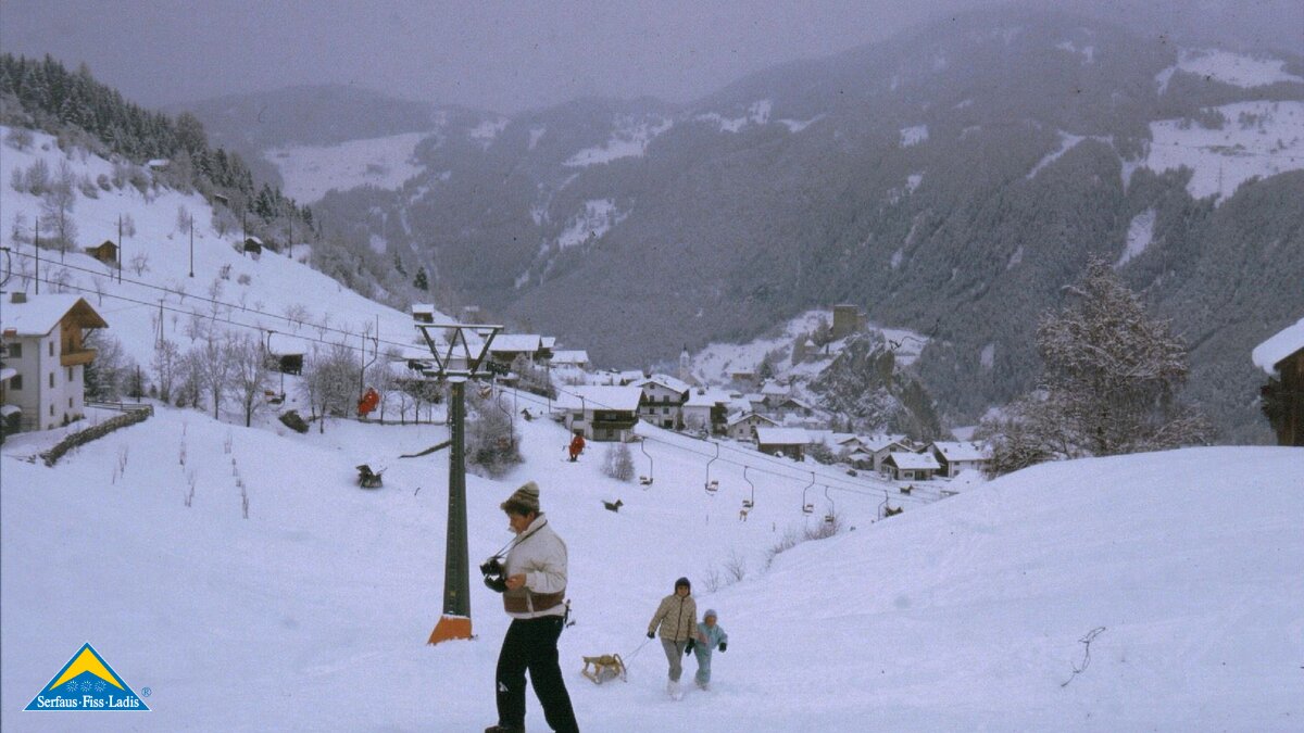 Einsersessellift von Ladis nach Fiss Blick auf Dorf Ladis mit Burg im Hintergrund Region Serfaus-Fiss-Ladis inTirol | © Joep Langen