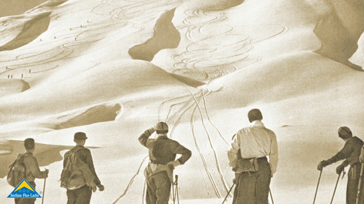 Alte Fotografie Wintersportler vor verschneitem Hang  Serfaus-Fiss-Ladis Zeitreise | © Skischule Fiss-Ladis