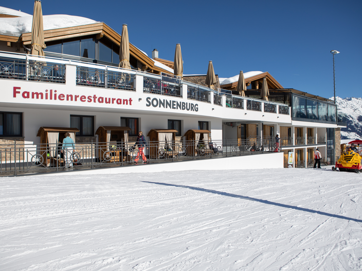 Blick auf das Familienrestaurant Sonnenburg in Skigebiet Serfaus-Fiss-Ladis | © Serfaus-Fiss-Ladis Marketing GmbH| Andreas Kirschner
