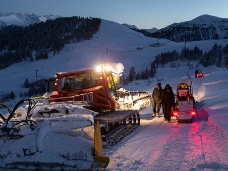 Arbeiten der Schneemacher bei Abenddämmerung in Serfaus-Fiss-Ladis Backstagebericht Blog  | © Seilbahn Komperdell GmbH | Andreas Kirschner