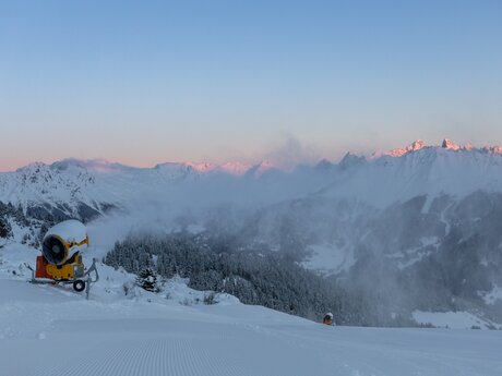 Abenddämmerung in den Bergen rosa beleuchtete Bergspitzen Familienregion Serfaus-Fiss-Ladis | © Seilbahn Komperdell GmbH | Andreas Kirschner