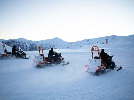 Schneemobile bei Dämmerstimmung Arbeiten der Beschneier in Serfaus-Fiss-Ladis in Tirol | © Seilbahn Komperdell GmbH | Andreas Kirschner