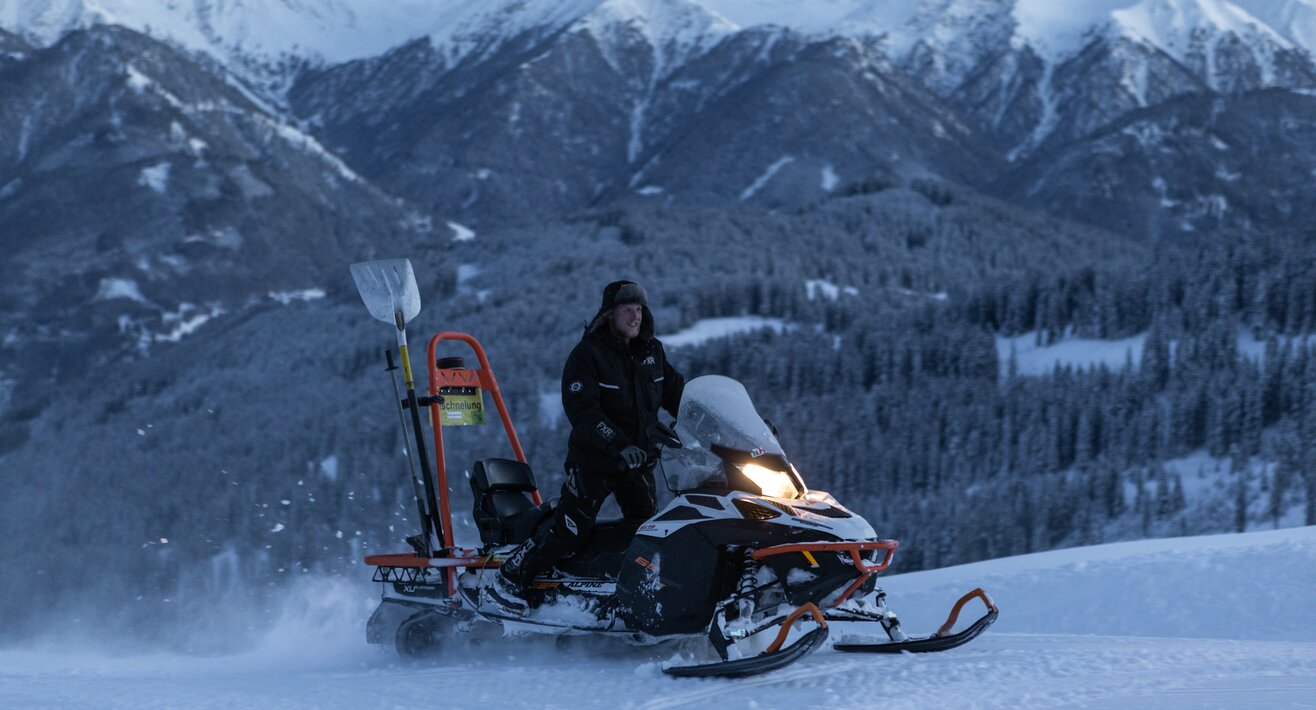 Beschneier auf einem Skidoo in Serfaus-Fiss-Ladis Überprüfung der Schneelanzen und Kanonen | © Seilbahn Komperdell GmbH | Andreas Kirschner