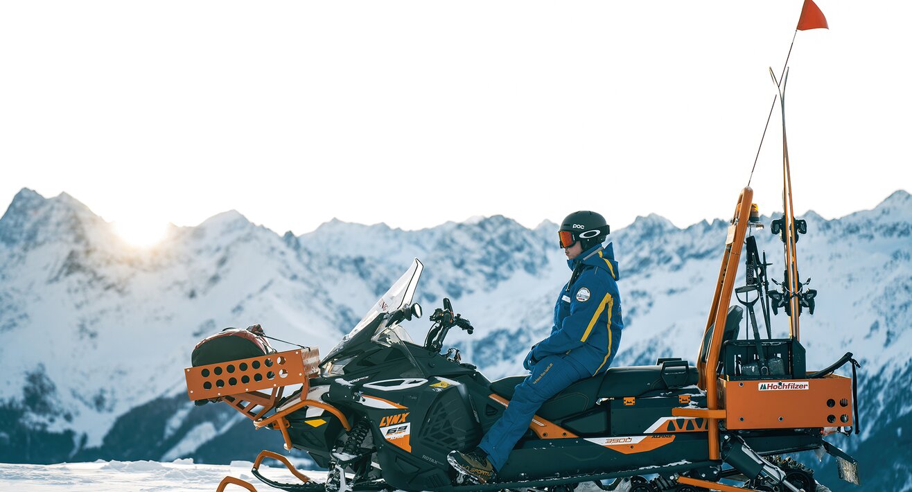 Pistenretter Jonas Wieser aus Fiss auf dem Skidoo in der Familienregion Serfaus-Fiss-Ladis in Tirol | © Fisser Bergbahnen GmbH | Fabian Schirgi