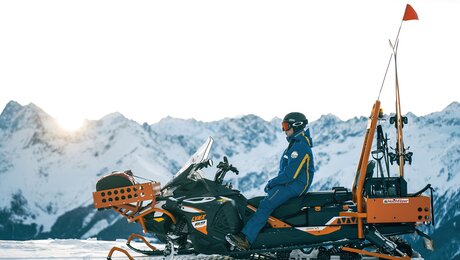 Pistenretter Jonas Wieser aus Fiss auf dem Skidoo in der Familienregion Serfaus-Fiss-Ladis in Tirol | © Fisser Bergbahnen GmbH | Fabian Schirgi