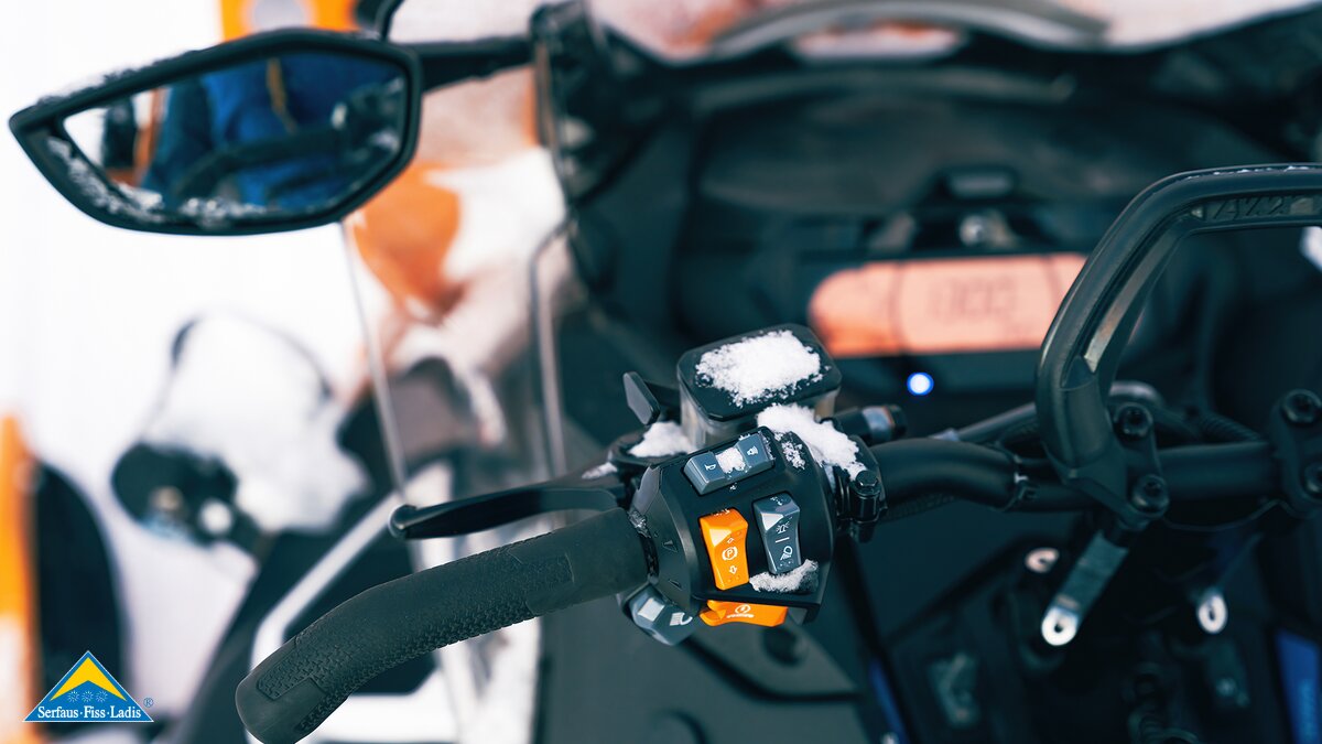 Nahaufname Skidoo Lenkung Spiegel Pistenrettung Familienregion Serfaus-Fiss-Ladis in Tirol | © Fisser Bergbahnen GmbH | Fabian Schirgi