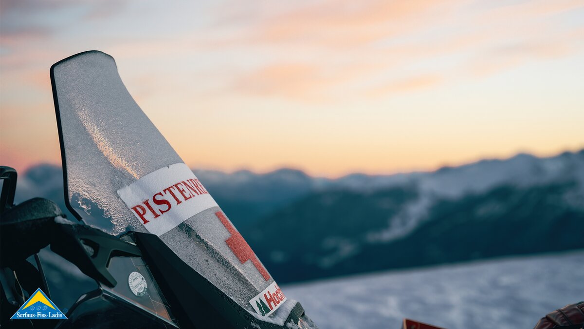 Skidoo fahren bei Sonnenaufgang Kontrollfahrten der Pistenrettung im Skigebiet Serfaus-Fiss-Ladis in Tirol | © Fisser Bergbahnen GmbH | Fabian Schirgi