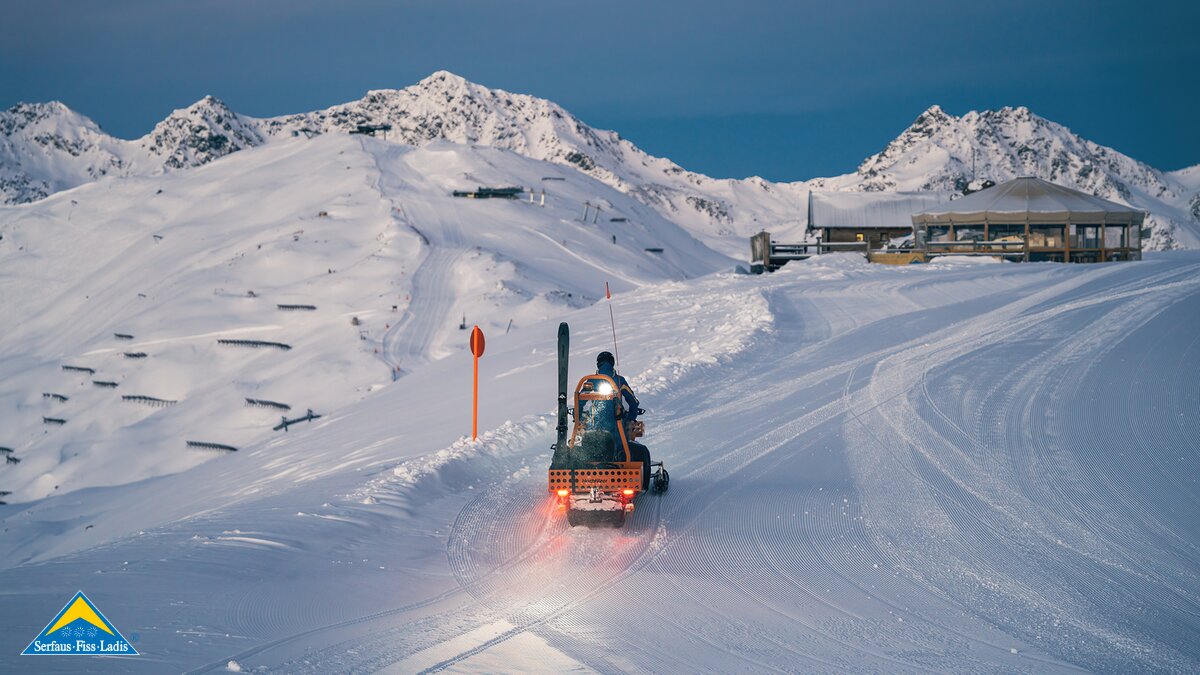Pistenretter auf dem Skidoo unterwegs bei seinen Kontrollfahrten Pistenrettung Familienregion Serfaus-Fiss-Ladis  | © Fisser Bergbahnen GmbH | Fabian Schirgi