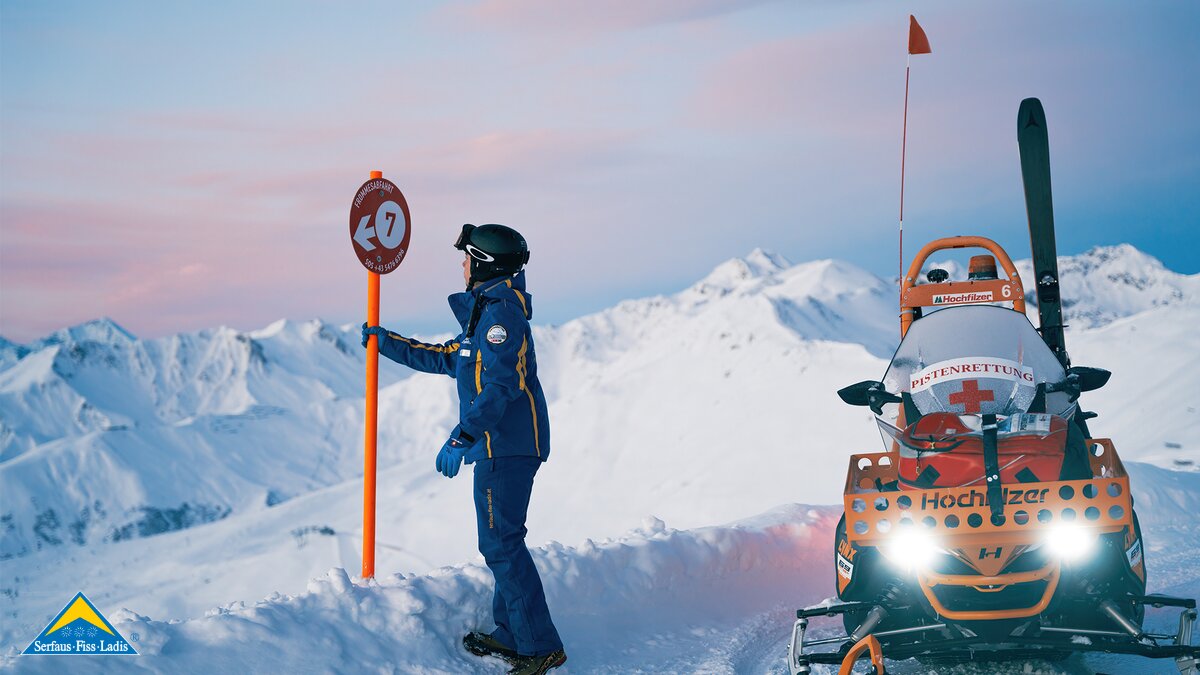 Pistenretter kontrolliert Pistenschilder an der Frommesabfahrt Backstagebericht Pistenrettung Serfaus-Fiss-Ladis in Tirol Blog | © Fisser Bergbahnen GmbH | Fabian Schirgi