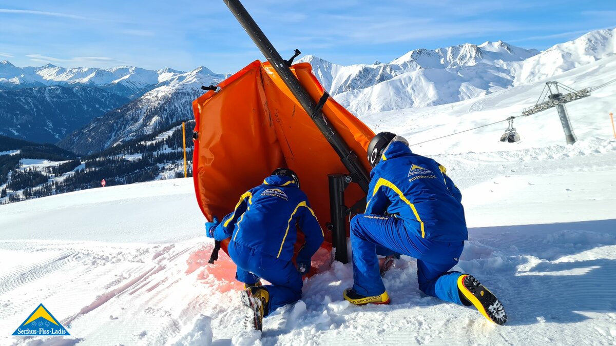 Pistenretter kontrollieren Schutzmatten um eine Schneelanze Blog Serfaus-Fiss-Ladis in Tirol | © Serfaus-Fiss-Ladis Marketing GmbH