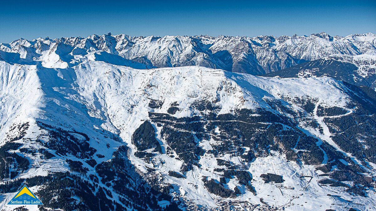 Blick auf das Dorf Fiss mit Skigebiet Plateaulage im Winter | © Serfaus-Fiss-Ladis Marketing GmbH | felder-images.com