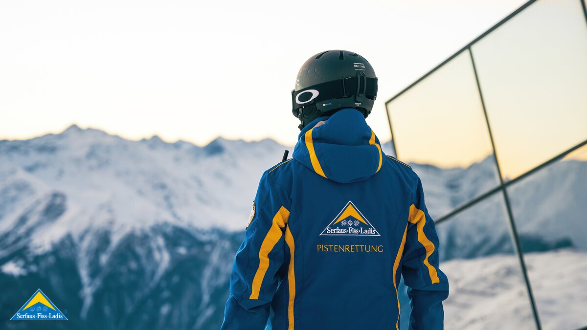 Pistenretter genießt Aussicht vom Zwölferkopf neben dem Crystal Cube im Skigebiet Serfaus-Fiss-Ladis in Tirol | © Fisser Bergbahnen GmbH | Fabian Schirgi