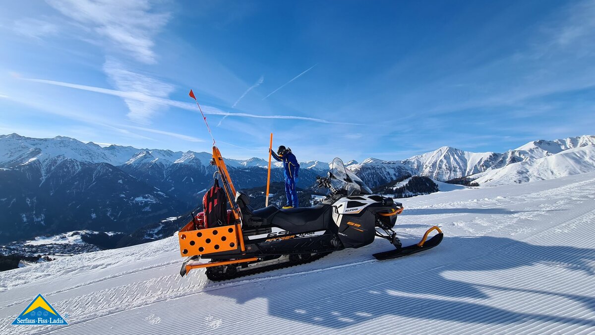 Kontrolle Pistensicherheit und Pistenmarkierung durch Pistenrettung in der Familienregion Serfaus-Fiss-Ladis in Tirol | © Serfaus-Fiss-Ladis Marketing GmbH