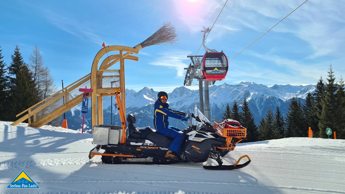Pistenretter auf Schneemobil Mittelstation der Schönjochbahn Start Hexen-Rodelbahn in Serfaus-Fiss-Ladis in Tirol | © Serfaus-Fiss-Ladis Marketing GmbH