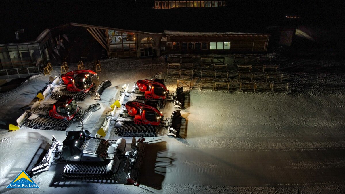 Skihütte Masner in der Nacht mit Pistengeräten Helden der Nacht in Serfaus-Fiss-Ladis in Tirol | © Clemens Öttl
