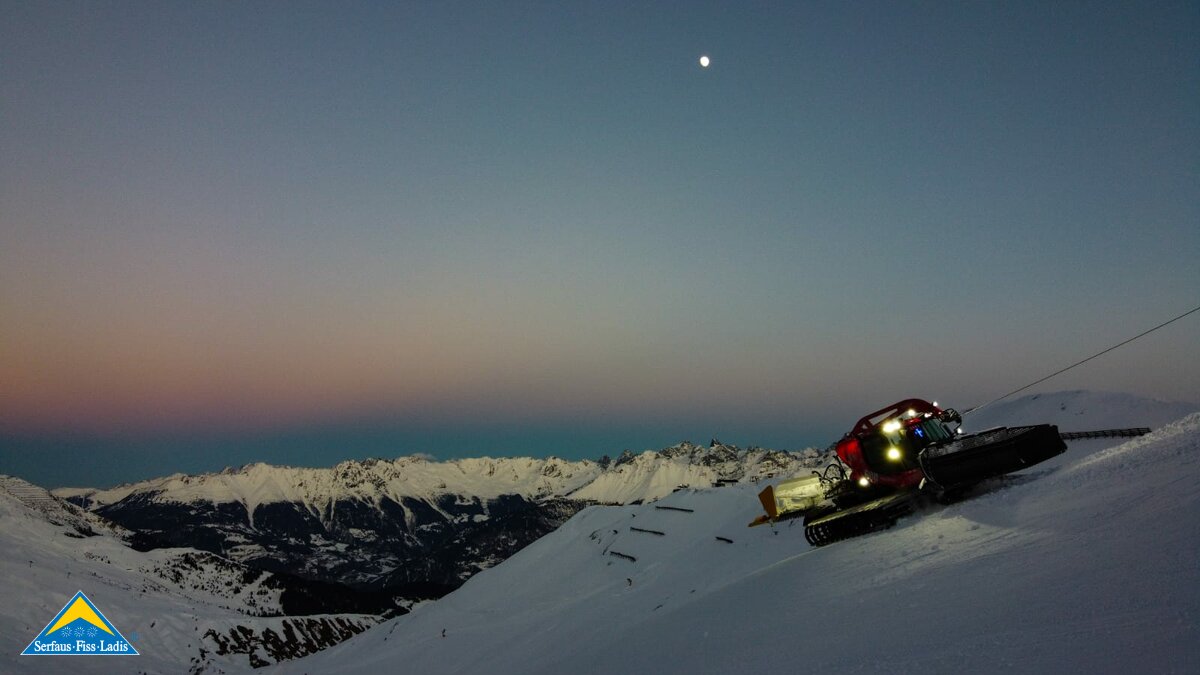Pistenbully auf einer steilen Piste im Skgebiet Serfaus-Fiss-Ladis in Tirol bei Mondschein | © Clemens Öttl