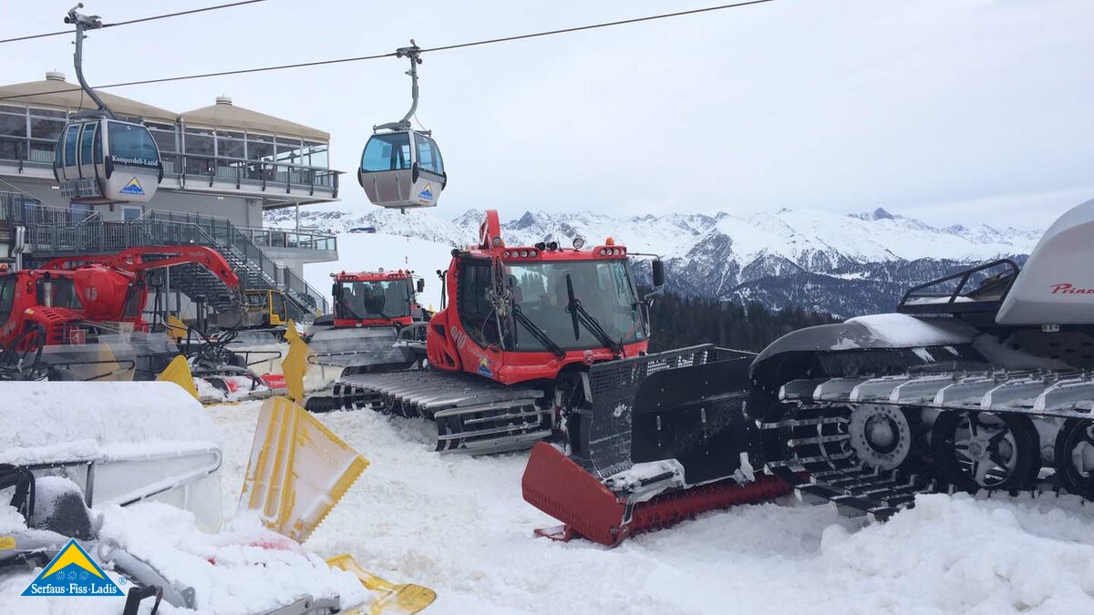 Pistenraupen parken unterhalb der Mittelstation der Komperdellbahn im Skigebiet Serfaus-Fiss-Ladis in Tirol | © Serfaus-Fiss-Ladis Marketing GmbH