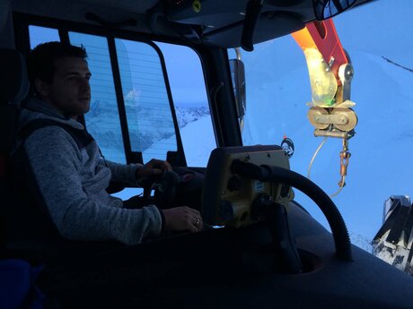Erfahrene Pistenbully-Fahrer sorgen im Skigebiet Serfaus-Fiss-Ladis in Tirol für perfekten Skigenuss am nächsten Tag. | © Serfaus-Fiss-Ladis Marketing GmbH