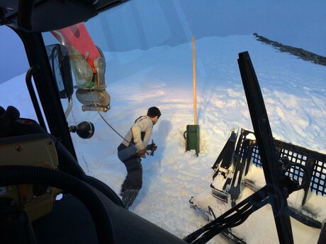Am Seil hängend klettert der Pistenbully im Skigebiet Serfaus-Fiss-Ladis in Tirol talwärts. | © Serfaus-Fiss-Ladis Marketing GmbH