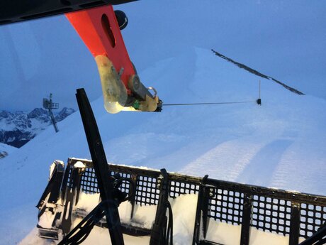 Manuel hängt den Pistenbully oben am Gipfel im Skigebiet Serfus-Fiss-Ladis an einem Ankerpunkt ein | © Serfaus-Fiss-Ladis Marketing GmbH