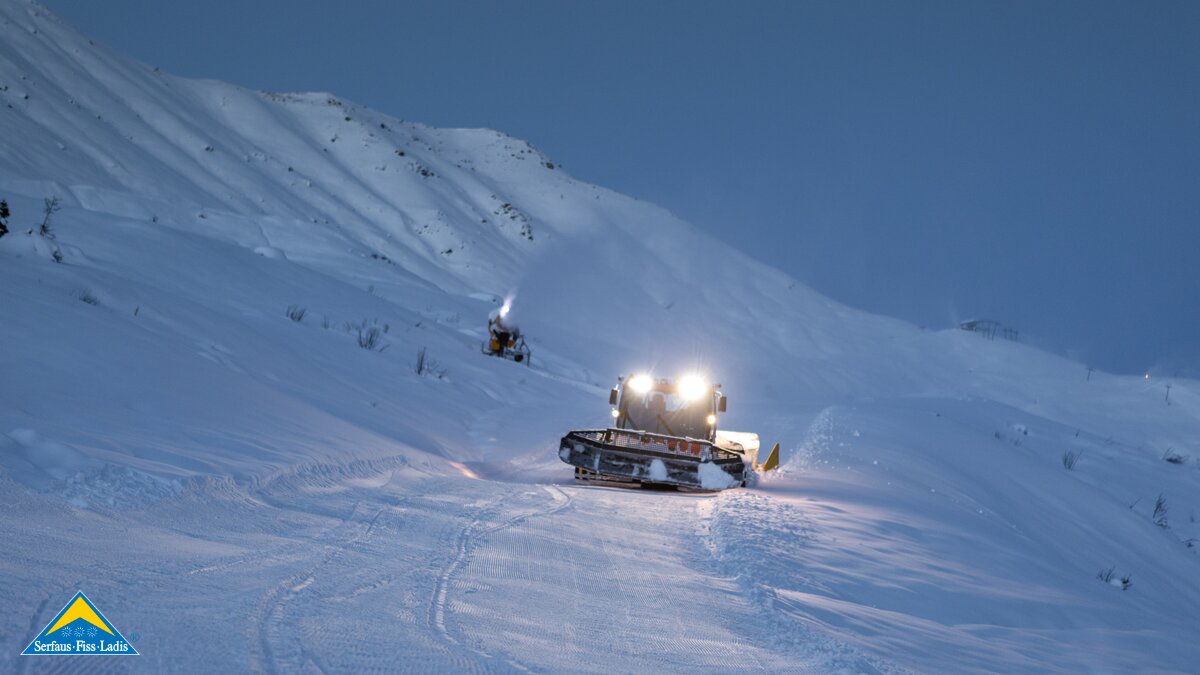 Pistenmaschine mit Scheinwerfer und Schneeerzeuger im Hintergrund im Skigebiet Serfaus-Fiss-Ladis in Tirol | © Serfaus-Fiss-Ladis Marketing GmbH | Andreas Kirschner