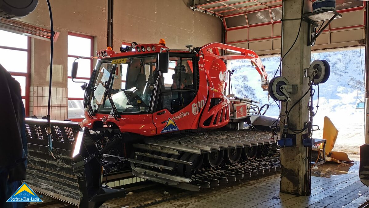 Pistenmaschine in der Werkstatt der Seilbahn Komperdell GmbH Pistenbullyfahrer Manuel Juen | © Manuel Juen