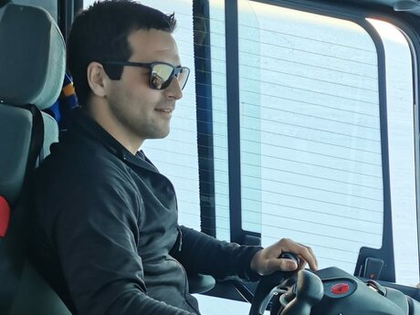 Pistenmanagement Fahrer in einem Pistenbully im Skigebiet Serfaus-Fiss-Ladis in Tirol | © Manuel Juen