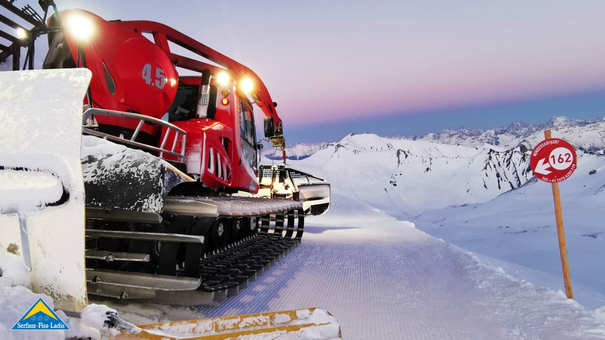 Piste Mindersabfahrt 142 mit Pistenbully in der Nacht im Familienskigebiet Serfaus-Fiss-Ladis in Tirol | © Manuel Juen
