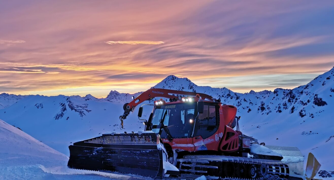 Dämmerstimmung Pistenbully  vor Bergkulisse am Masnerkopf im Skigebiet Serfaus-Fiss-Ladis in Tirol | © Manuel Juen